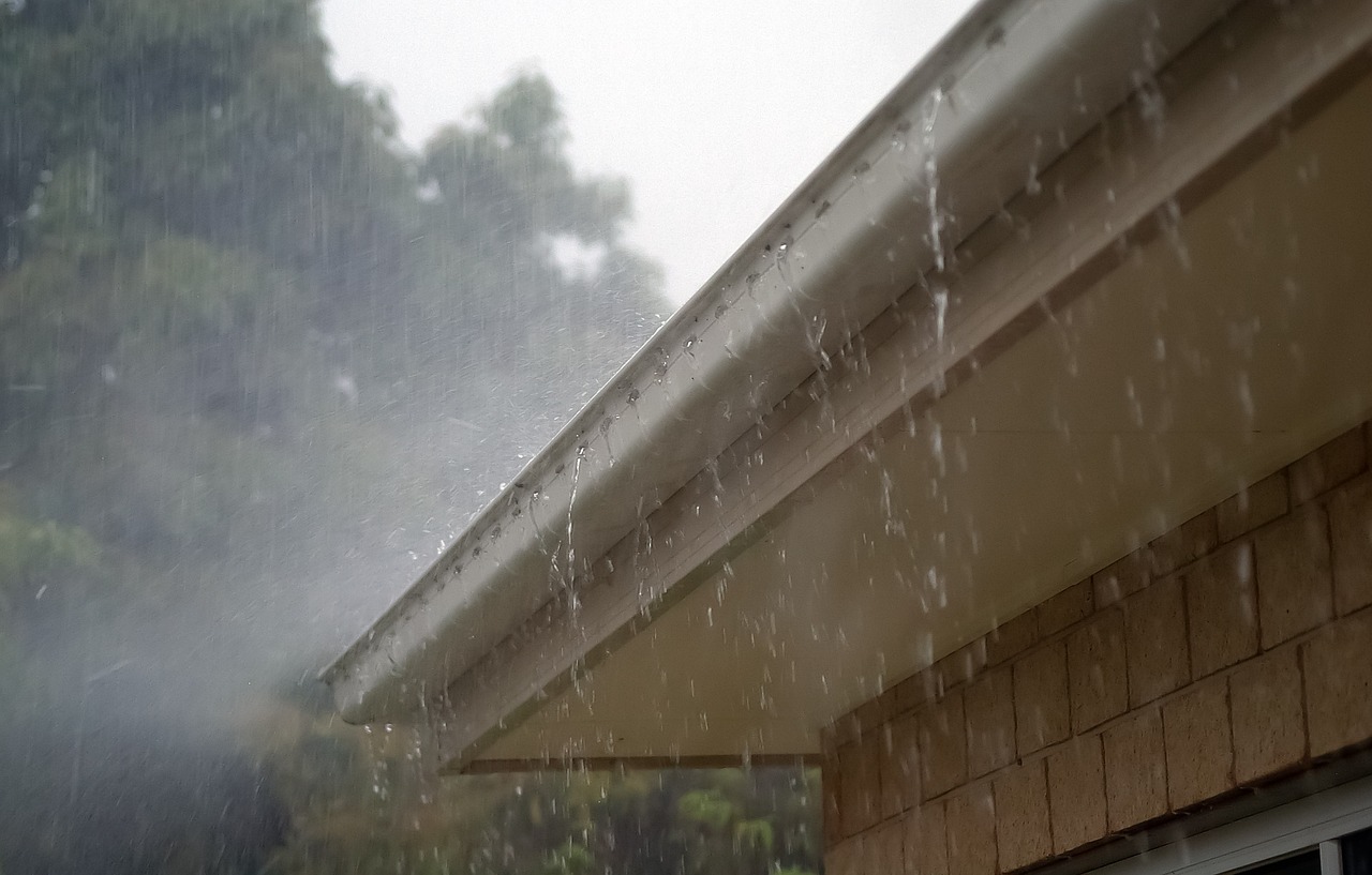 雨漏りを放置すると危険？原因と自分でもできる対処方法を紹介